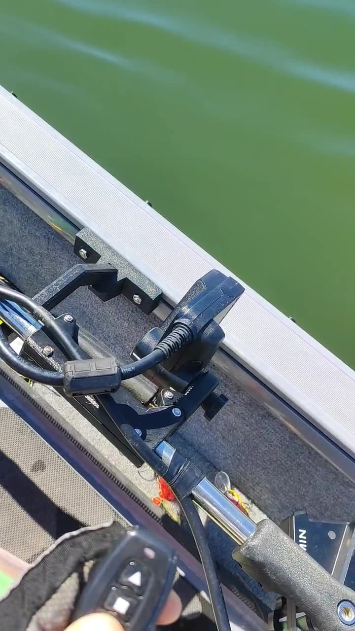 Привод FishDevice, установленный на лодке, на воде